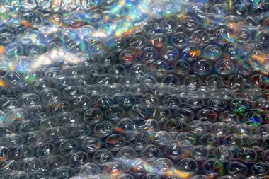 Soyut bir arkaplan oluşturmak için Parlak Kağıdın Üstündeki Yuvarlak Kabarcık Paketinin Kapanışı