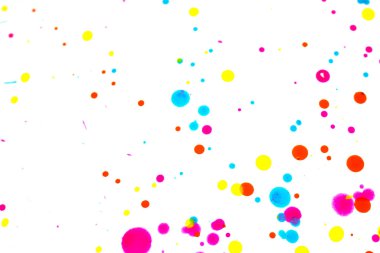 Soyut Arkaplan için Beyaz Kağıda Sıçrayan Boya Damlalarını Kapat