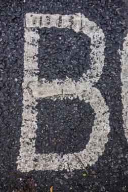 Sıkıntılı Durum Tipografisi ile Yazılan Sözcükler B Harfi Bulundu