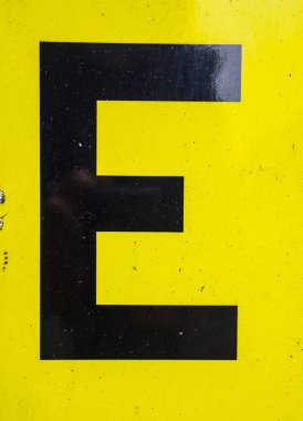 Sıkıntılı Durum Tipografisi ile Yazılan Sözcükler E Harfi Bulundu