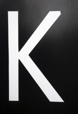 Sıkıntılı Durum Tipografisi ile Yazılan Harf Bulundu