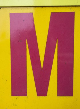 Sıkıntılı Durum Tipografisi ile Yazılan Sözcükler M Harfi Bulundu