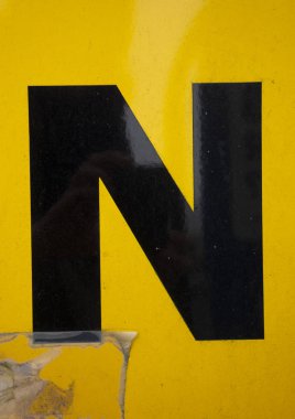 Sıkıntılı Durum Tipografisi ile Yazılan Sözcükler Bulundu N Harfi