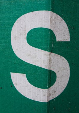 Sıkıntılı Durum Tipografisi ile Yazılan Sözcükler S Harfi Bulundu