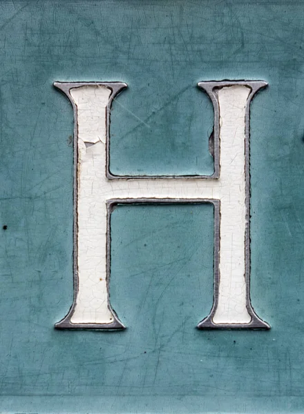 遇险状态下的书写字体发现字母H — 图库照片