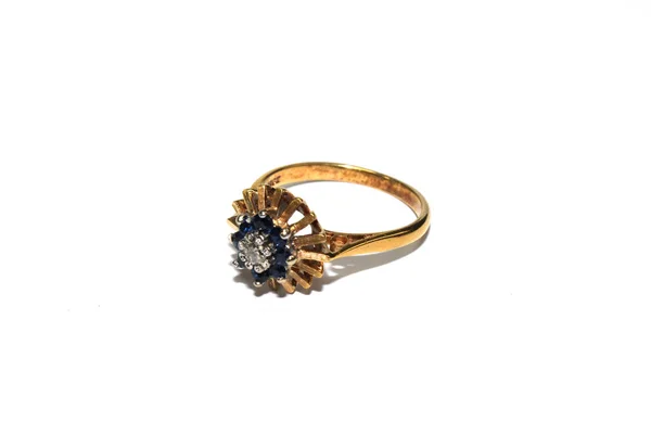 Bellissimo Anello Oro Con Gemme Sfondo Bianco — Foto Stock