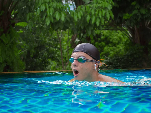 Mann schwimmt im Freibad lizenzfreie Stockbilder