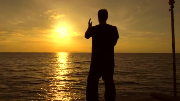 Man het beoefenen van Tai Chi aan zee — Stockvideo