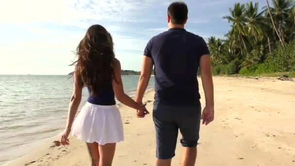 Romantische Coulpe wandelen op het strand bij zonsondergang — Stockvideo