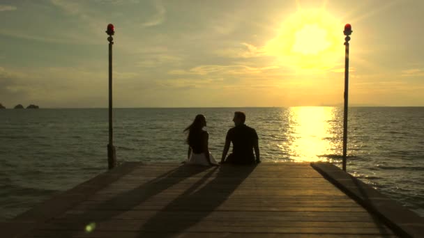 Couple romantique sur la plage au coucher de soleil coloré sur fond — Video