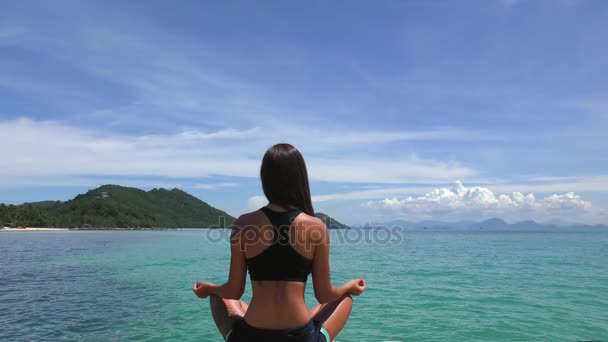Mujer joven relajándose al aire libre — Vídeo de stock