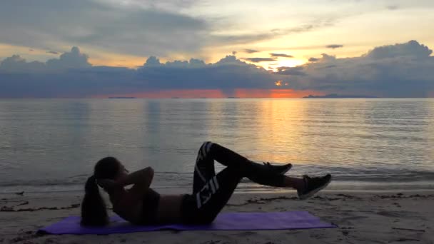 Fitness vrouw oefening maken op het strand — Stockvideo