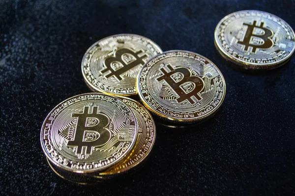 Bitcoin Den Svarta Bakgrunden Bitcoins Guldfärg Lögn Mörka Bordet Stockbild