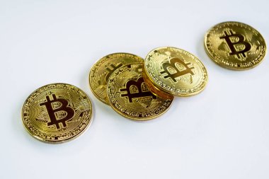 Bitcoin altın rengi beyaz zemin üzerinde. Cryptocurrency arka plan