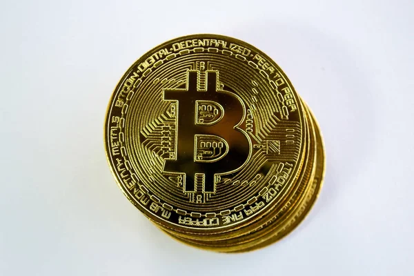 Bitcoin altın rengi beyaz zemin üzerinde. Cryptocurrency arka plan