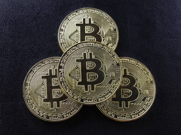 Bitcoin altın rengi koyu arka plan üzerinde. Cryptocurrency arka plan