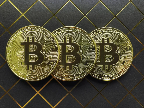 Bitcoin altın rengi koyu arka plan üzerinde. Cryptocurrency arka plan