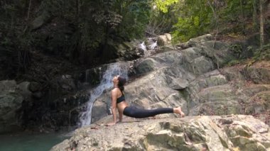 Asyalı kadın şelale, Yoga uygulamak