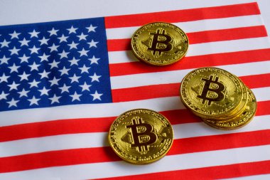ABD bayrağı Bitcoin altın rengi. Amerika Birleşik Devletleri bayrağı arka plan üzerinde Cryptocurrency