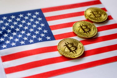 ABD bayrağı Bitcoin altın rengi. Amerika Birleşik Devletleri bayrağı arka plan üzerinde Cryptocurrency