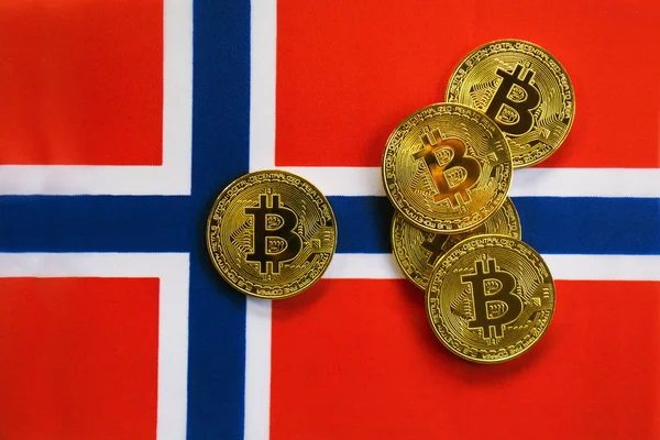 Norveç bayrağı Bitcoin altın rengi. Norveç bayrağı arka plan üzerinde Cryptocurrency