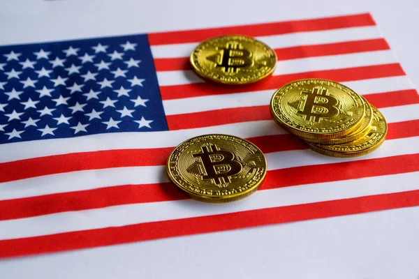 ABD bayrağı Bitcoin altın rengi. Amerika Birleşik Devletleri bayrağı arka plan üzerinde Cryptocurrency