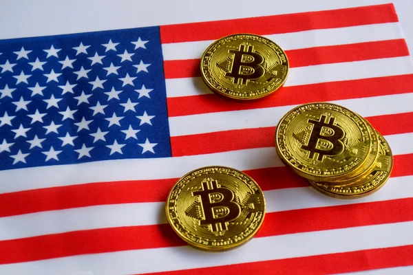 ABD bayrağı Bitcoin altın rengi. Amerika Birleşik Devletleri bayrağı arka plan üzerinde Cryptocurrency