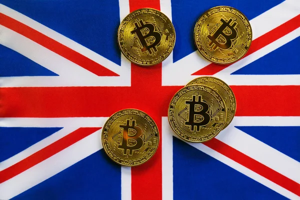 İngiltere bayrak Bitcoin altın rengi. Cryptocurrency Birliği Jack bayrak arka plan üzerinde