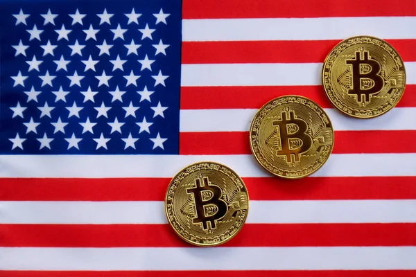 ABD bayrağı Bitcoin altın rengi. Amerika Birleşik Devletleri bayrağı arka plan üzerinde Cryptocurrency