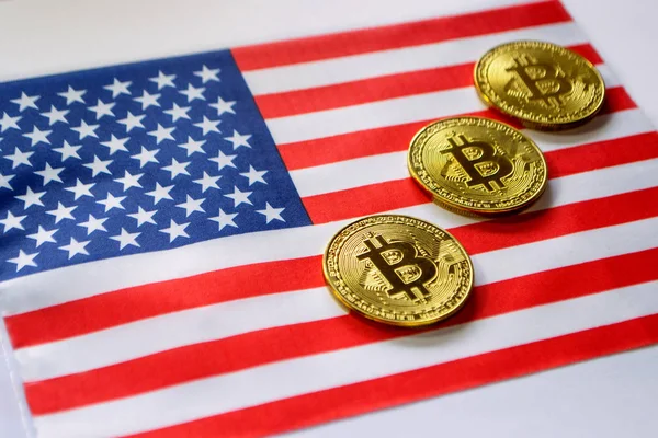 ABD bayrağı Bitcoin altın rengi. Amerika Birleşik Devletleri bayrağı arka plan üzerinde Cryptocurrency
