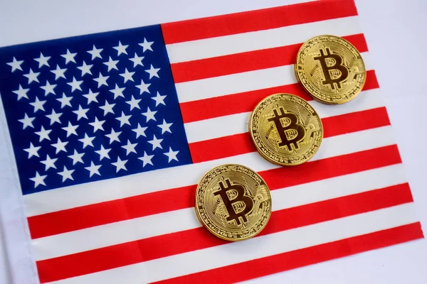 ABD bayrağı Bitcoin altın rengi. Amerika Birleşik Devletleri bayrağı arka plan üzerinde Cryptocurrency