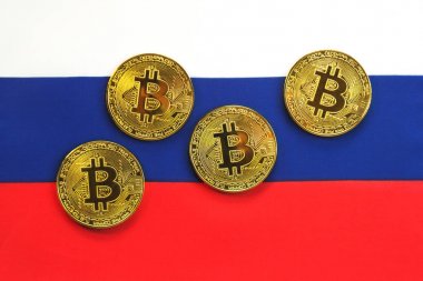 Rusya'nın bayrağı Bitcoin altın rengi. Cryptocurrency Rus bayrağı arka plan üzerinde