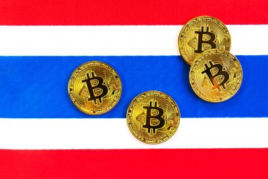 Tayland bayrağı Bitcoin altın rengi. Tayland bayrağı arka plan üzerinde Cryptocurrency