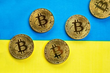 Ukrayna bayrağı Bitcoin altın rengi. Cryptocurrency Ukrayna bayrağı arka plan üzerinde