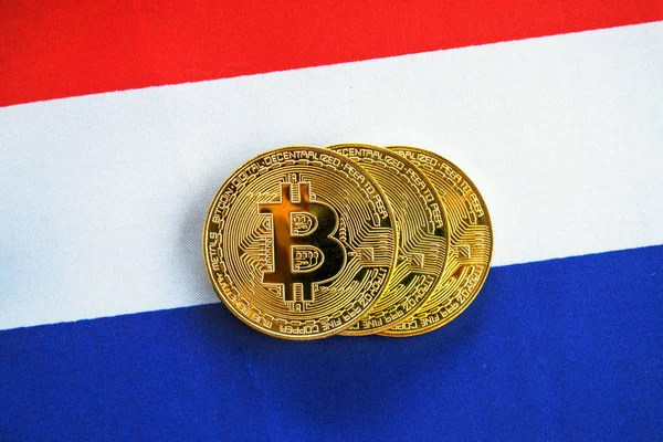 Fransa bayrağı Bitcoin altın rengi. Cryptocurrency Fransız bayrağı arka plan üzerinde