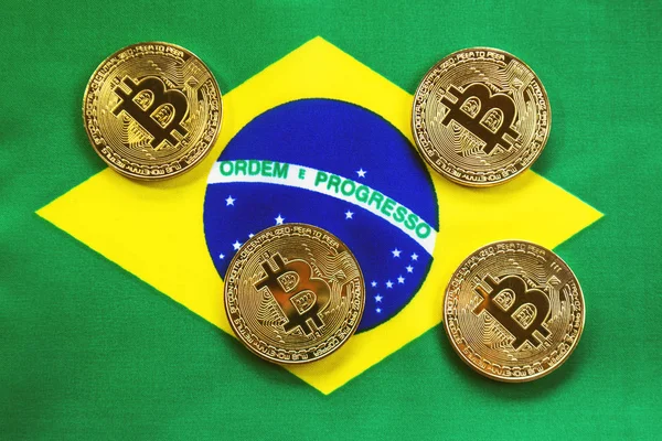 Brezilya bayrağı Bitcoin altın rengi. Cryptocurrency Brezilya bayrağı arka plan üzerinde