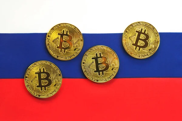 Rusya'nın bayrağı Bitcoin altın rengi. Cryptocurrency Rus bayrağı arka plan üzerinde