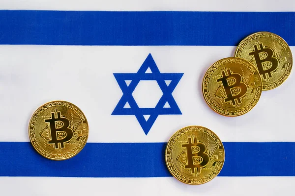 Kolor Złota Bitcoin Fladze Izraela Kryptowaluta Tle Flagi Izraela Obrazy Stockowe bez tantiem