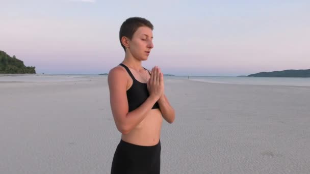 Wanita Berlatih Yoga Pantai Saat Matahari Terbenam Perempuan Melakukan Latihan — Stok Video