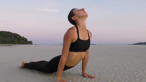 Kvinna Som Tränar Yoga Stranden Vid Solnedgången Kvinnlig Övning Vid — Stockvideo