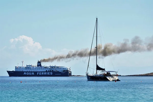 Alonissos, Grecia 28 giugno 2016: Nave da crociera in mare  . — Foto Stock