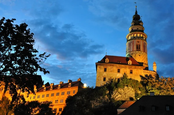 Bela vista noturna da torre do castelo em Cesky Krumlov — Fotografia de Stock
