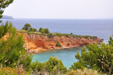 Kokinokastro kırmızı kayalıklarla plaj manzara Alonissos Adası