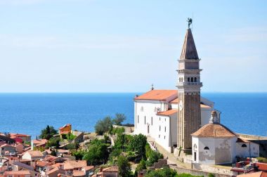 Piran şehir Kulesi ve kilise sunn günde, Slovenya