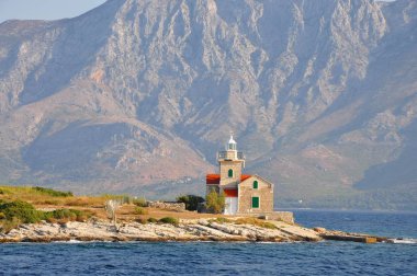 Sucuraj deniz feneri ve sis içinde belgili tanımlık geçmiş dağlarda