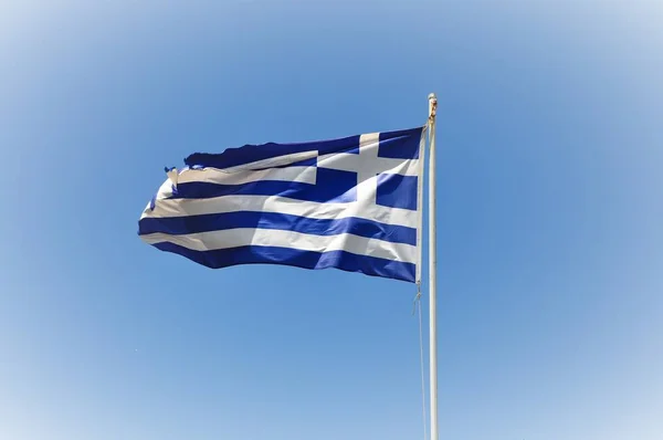 Vlag van Griekenland in de wind in de zomerdag — Stockfoto