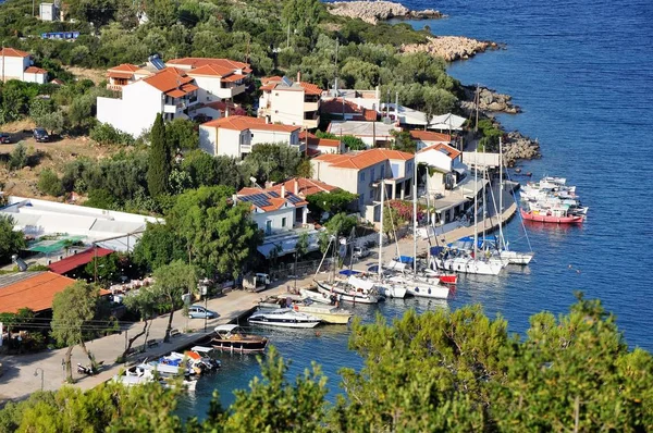 Steni Vala řeckého přístavu vesnice, ostrov Alonissos. — Stock fotografie
