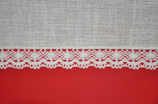 Dantelli kırmızı ve tekstil kumaş Fildişi beyaz arka plan yatay doku