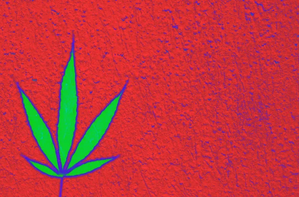 Luminoso verde astratto marijuana canapa ganja foglia su sfondo rosso grossolano con spazio — Foto Stock