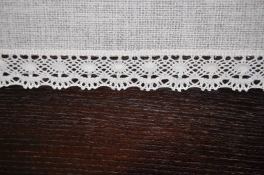 Beyaz dantel dantelli Tekstil şerit ve kahverengi ahşap doku backgroundwhite dantel dantelli Tekstil şerit ve kahverengi ahşap doku arka plan